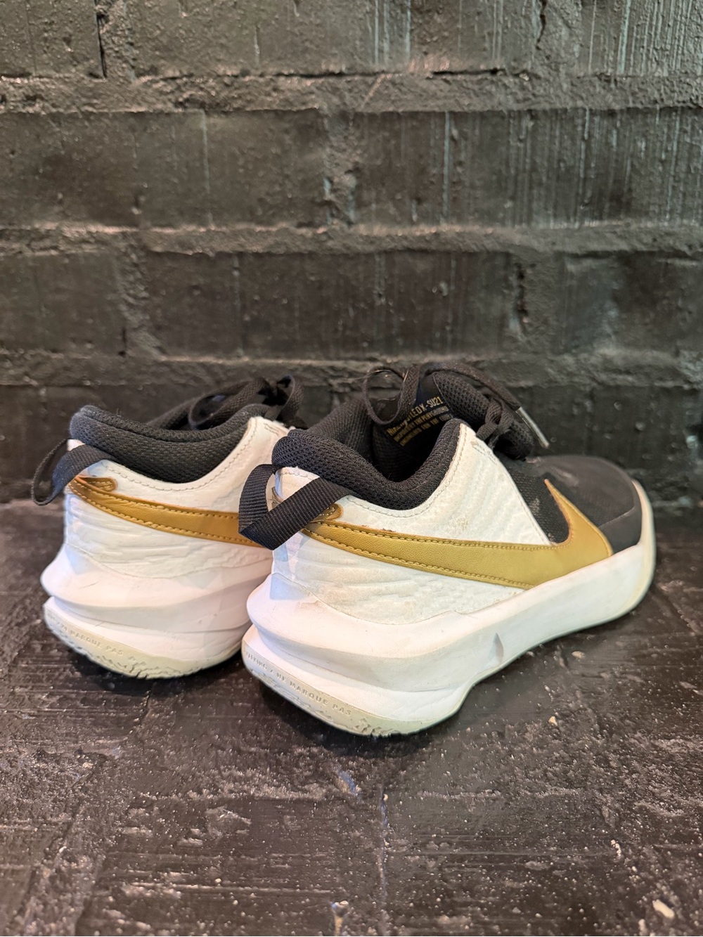 Kids Nike Black & Gold Low-Top Sneakers - Picture 2 of 2